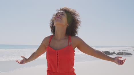 mujer joven relajándose junto al mar 4k