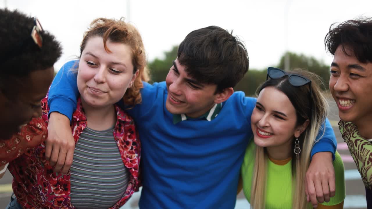 jóvenes diversos divirtiéndose al aire libre riendo juntos