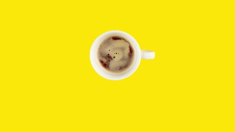 animación de stop motion en bucle de beber café sin fin de taza blanca sobre fondo amarillo. concepto de nutrición en la sociedad moderna. copia espacio para su texto.
