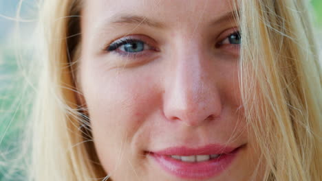 retrato en primer plano de una mujer rubia sonriente