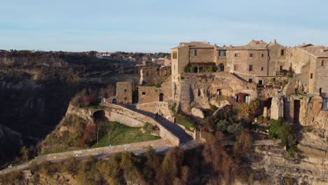 Vista-Aérea-De-Civita-Di-Bagnoregio,-Pueblo-En-La-Cima-De-Una-Colina-En-El-Centro-De-Italia