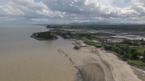 4K-Luftaufnahmen-Von-Drohnen-Entlang-Eines-Küstendorfes-Im-Golf-Von-Thailand-In-Der-Nähe-Von-Hua-Hin