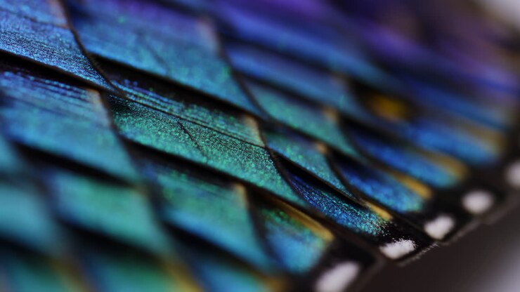 Primo piano di scaglie iridescenti dell'ala di farfalla, microtexture blu-verde scintillante con scaglie stratificate e piccole