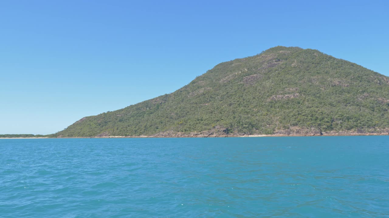 whitsundays, queensland, north australia의 whitehaven 해변 남쪽 끝에있는 녹색 산과 푸른 바다