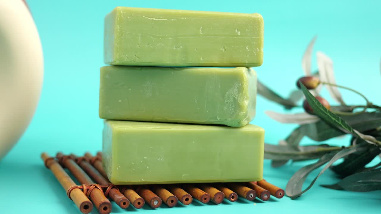 Pila di saponette all'oliva verde su un piatto in bambù
