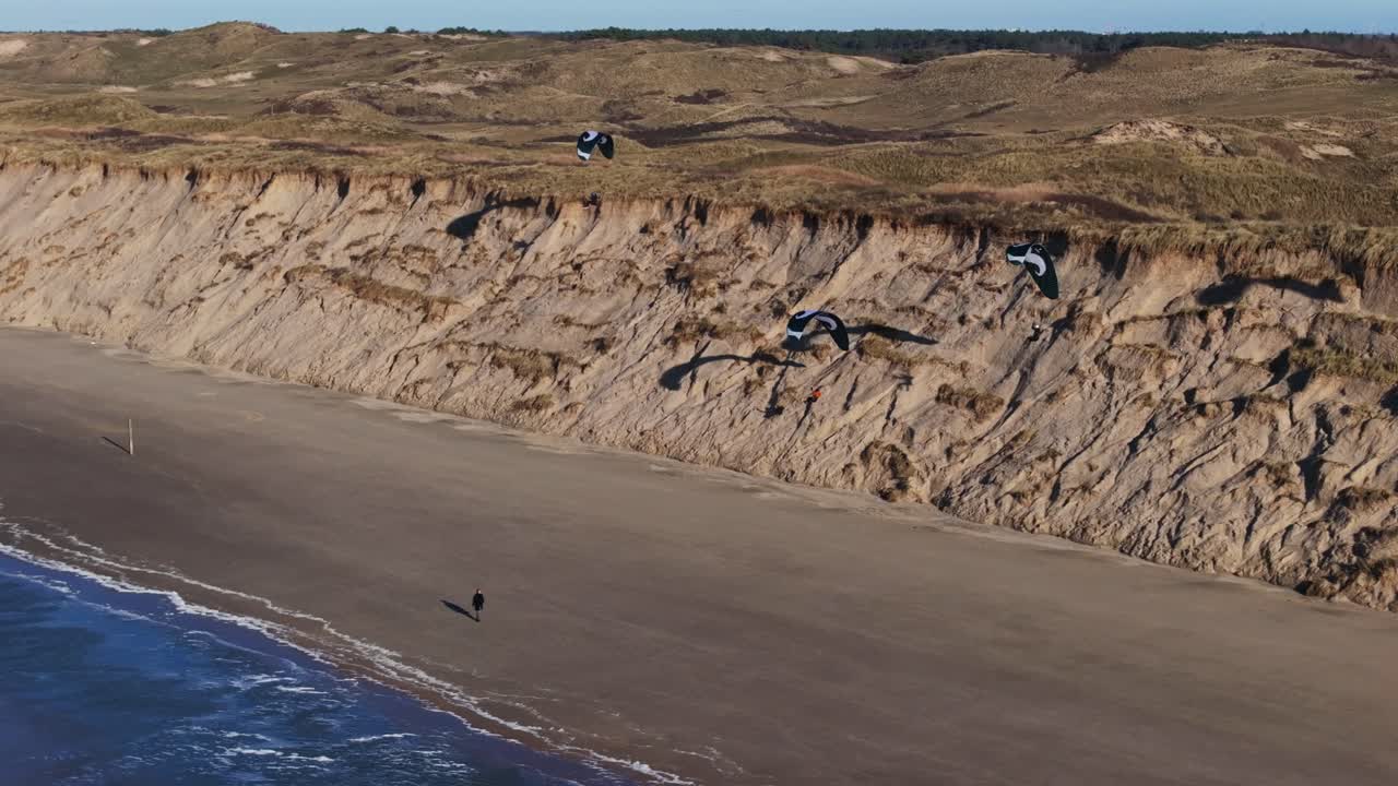 kiteboarding en las dunas de la playa
