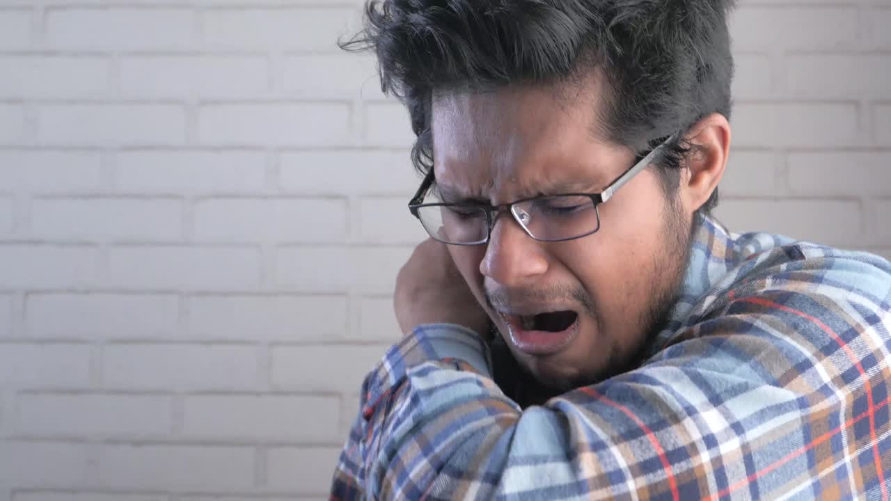 팔꿈치에 기침하는 남자