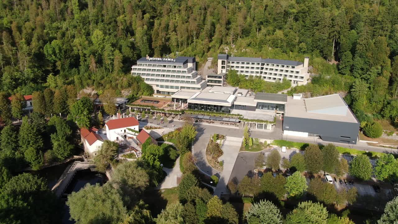 Eine Drohnenaufnahme des Höhlenkomplexes Postojna
