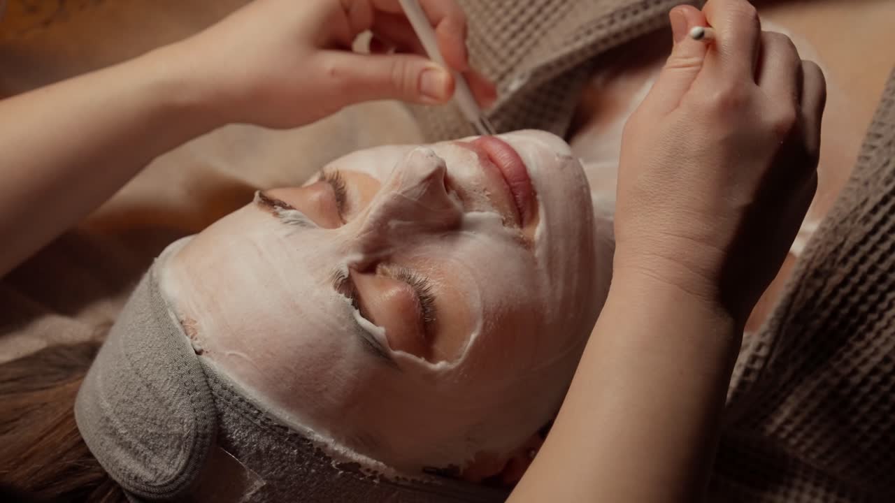 Mulher Recebendo Tratamento Facial com Máscara Facial em Spa