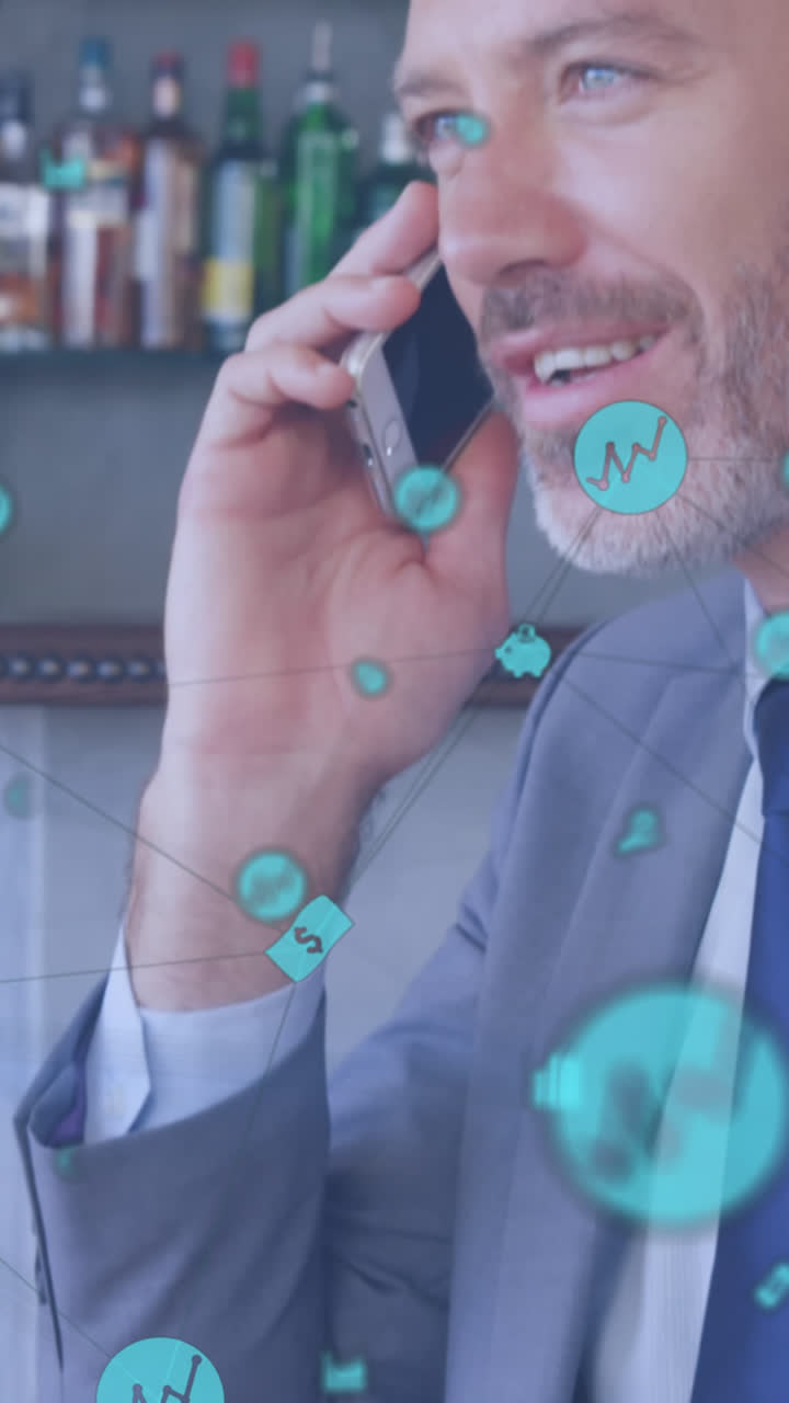 animación de nuevas obras de conexiones con iconos sobre el hombre caucásico usando un teléfono inteligente