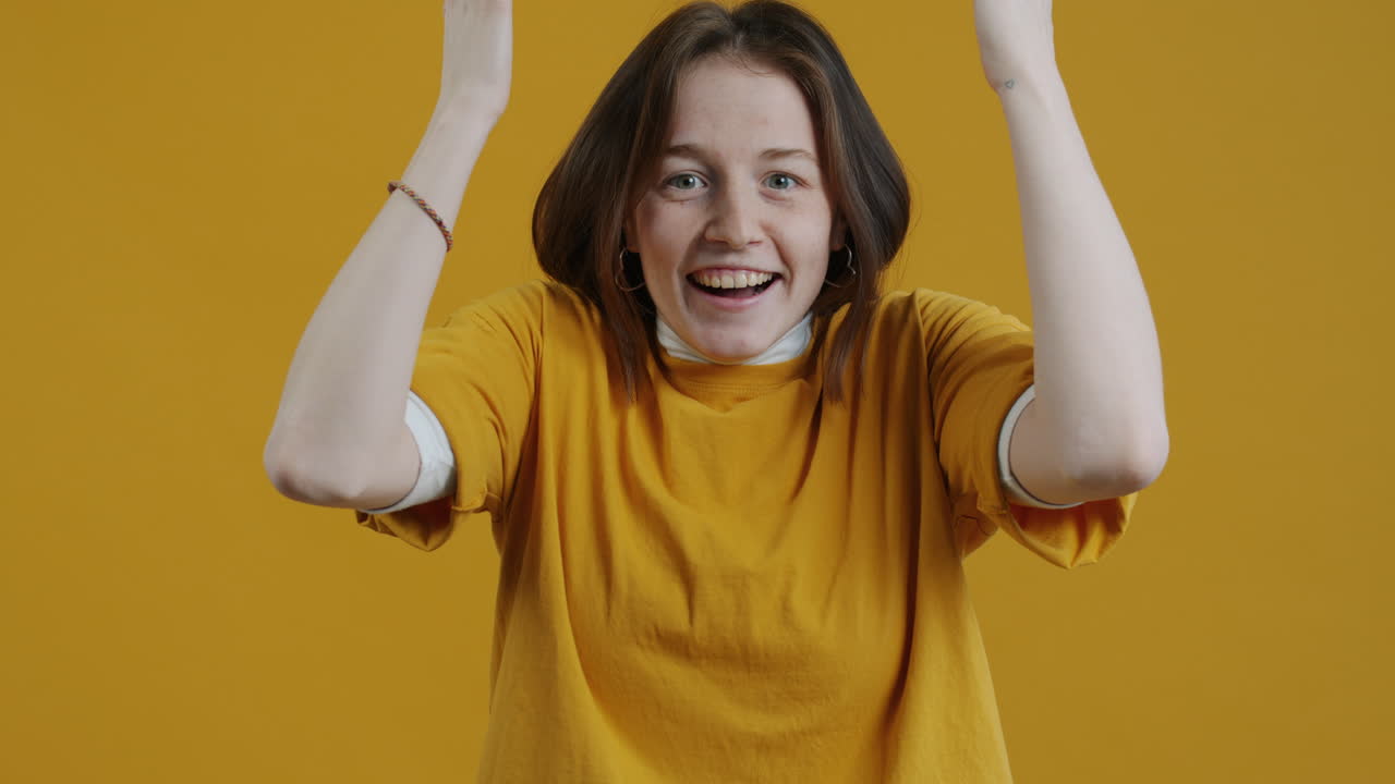 una mujer expresando emoción.