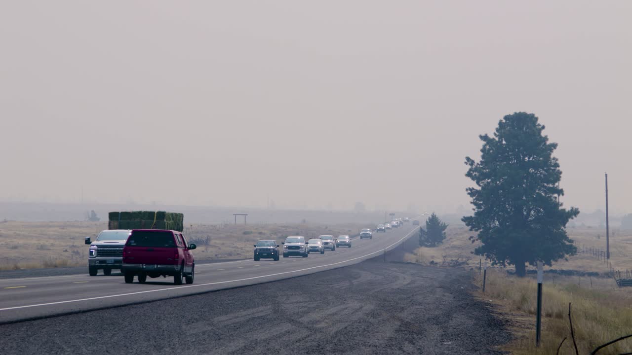 중부 오리건의 고속도로 위의 여름 산불 연기가