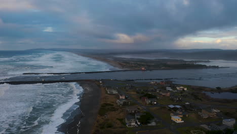 desembocadura del río coquille donde se encuentra con el océano pacífico en bandon, oregon - retroceso aéreo
