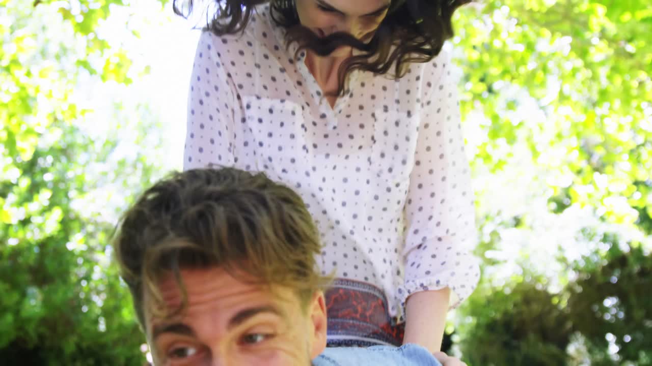 hombre dándole la espalda a una mujer en el parque