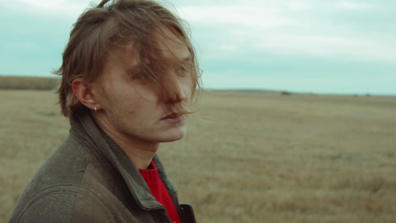 가을  ⁇ 에 서 있는 커플