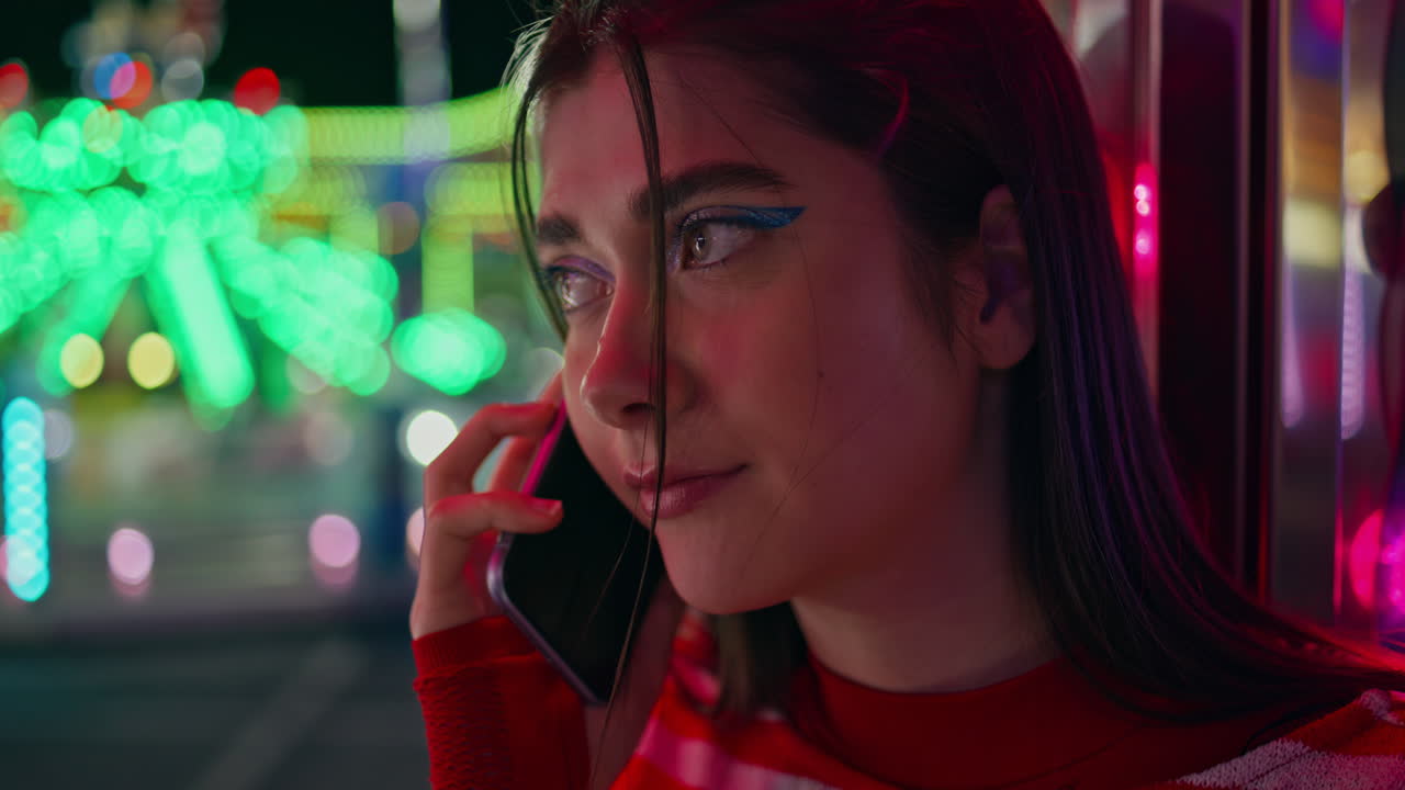 슬픈 십대가 드폰으로 대화를 나누고 불행한 소녀가 실패한 데이트에서 전화를 끝니다.