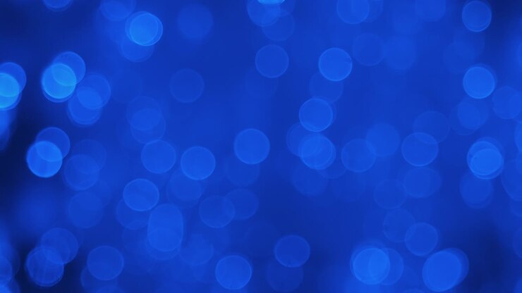 Sfondo luminoso di luci blu in movimento e una goccia d'acqua che cade nell'acqua. Sfondo sfocato.