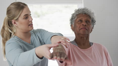 Fisioterapeuta-Femenina-Caucásica-Con-Mujer-Mayor-Haciendo-Ejercicio,-Espacio-Para-Copiar,-Cámara-Lenta