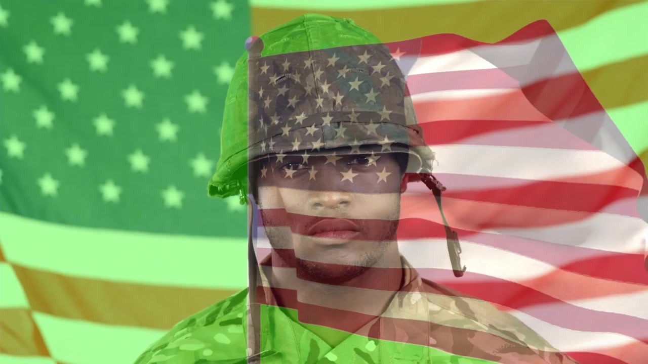 Soldat tar på seg hjelm med amerikansk flagg-overlegg