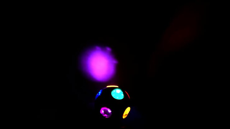 Luce a sfera da discoteca rotante.