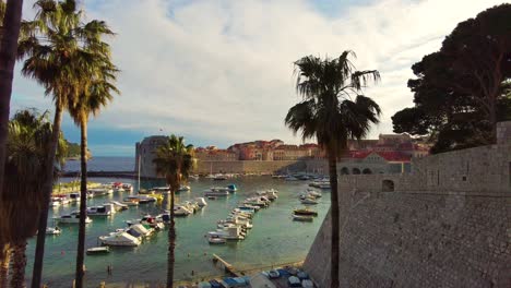 antiguo puerto medieval, casco antiguo y hermoso mar adriático durante el amanecer