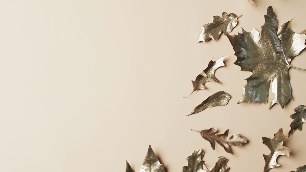 video de hojas metálicas de otoño de halloween con espacio de copia en fondo amarillo