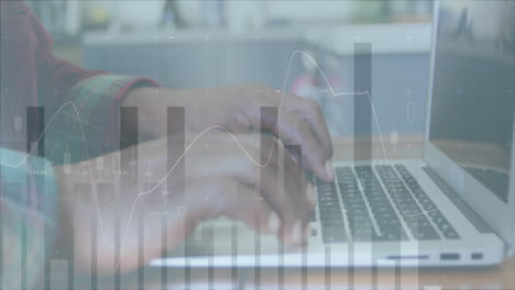 animación del procesamiento de datos sobre un hombre caucásico usando una computadora portátil