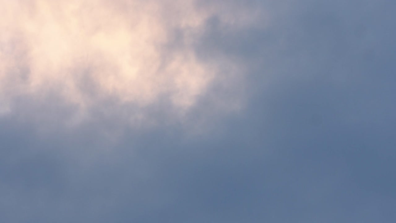 눈이 내린 후 하늘의 슬로우 모션 샷, 새가 프레임을 가로질러 날아갑니다.