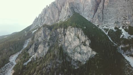 Kran-Drohnenaufnahme-In-Den-Alpen-Von-Bergen-Und-Felsigen-Klippen