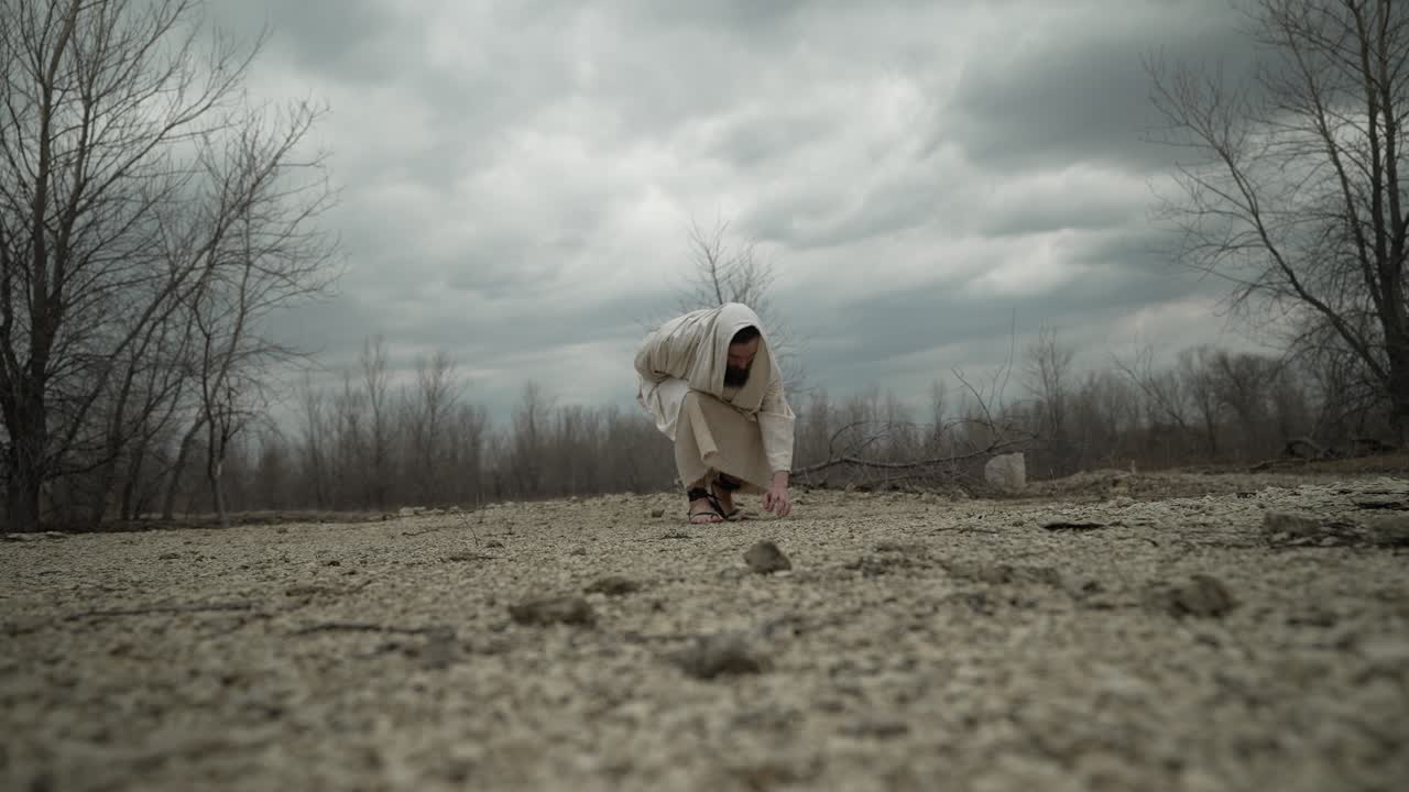 - Jesus Christ, prophet, bible, biblical, religious, spiritual, Christian, Christianity, Muslim, Islam, Allah, belief, nature, man, stoop, robe, tunic, beard - Exterior - Slow Motion