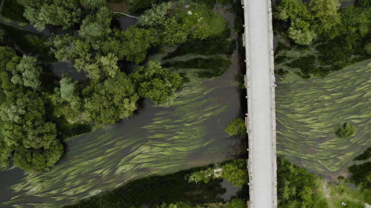 el histórico puente romano de salamanca sobre el río tormes en la ciudad española de salamanca