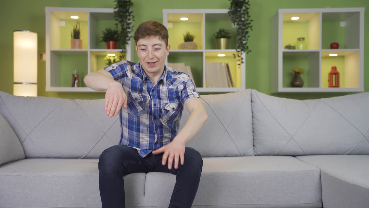 재미있고 재미있게 춤추는 젊은이.