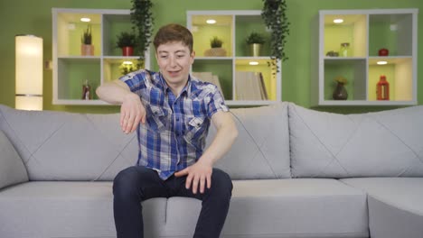 재미있고 재미있게 춤추는 젊은이.