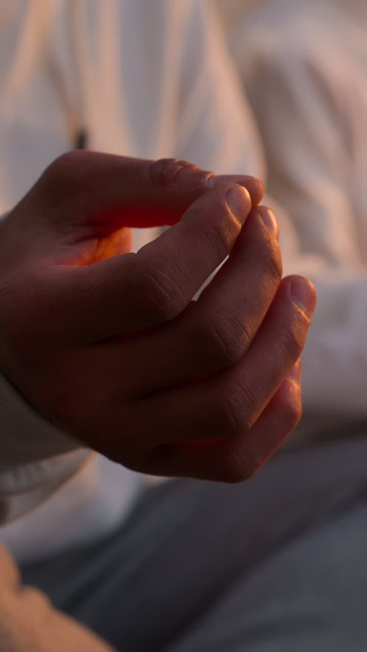 야외에서 로터스 포즈로 명상하는 사람 요가 연습자는 영적 후퇴에서 집중을 위해 무르다를 사용합니다. 조화와 휴식 기술