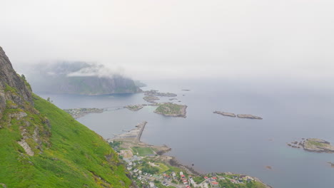 montañas empinadas cerca del pueblo pesquero de reine en el condado de nordland, archipiélago de lofoten, noruega