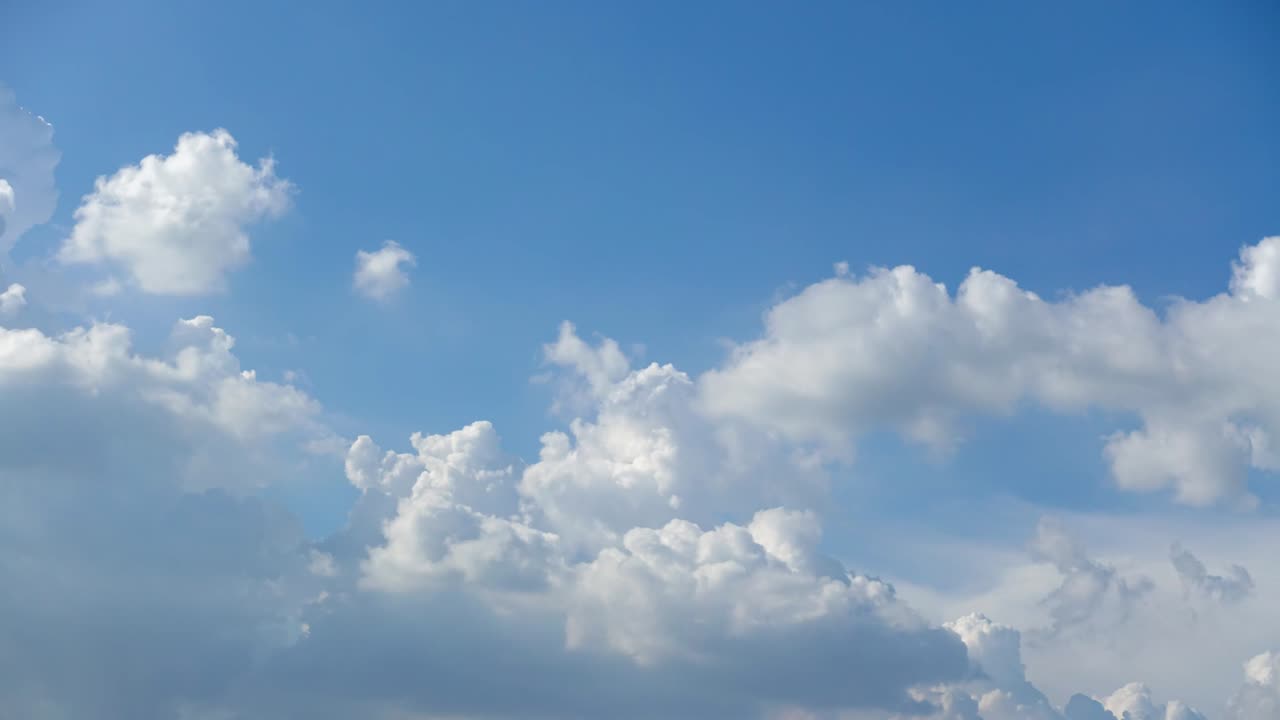 아름다운 파란 하늘과  구름과 빛, 파란 하양 자연 배경 개념의 시간 간격