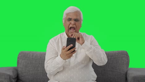 Anciano-Indio-Soñoliento-Desplazándose-Por-La-Pantalla-Verde-Del-Teléfono