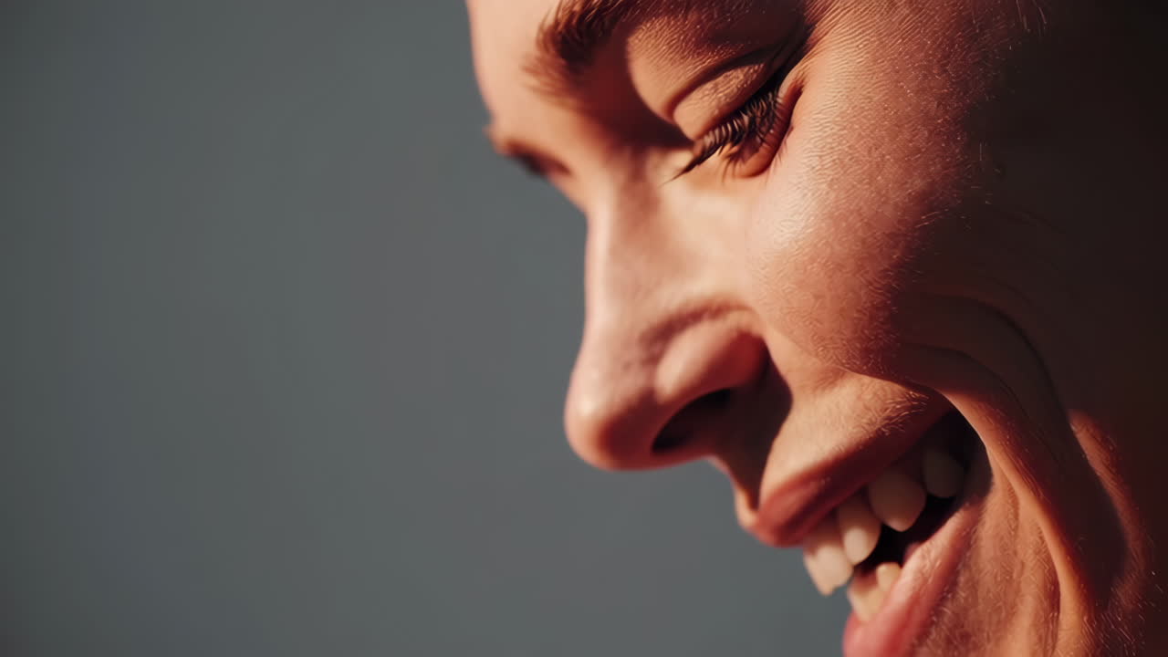 близкий портрет улыбающейся женщины