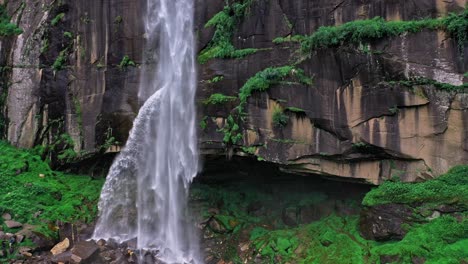 vista aérea de la cascada jogini en manali, himachal pradesh - cascada jogini zumbante