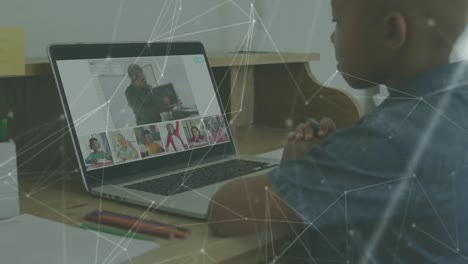 Animación-De-La-Red-De-Conexiones-Sobre-Un-Niño-Afroamericano-Usando-Una-Computadora-Portátil-Para-Una-Lección-Escolar-En-Línea