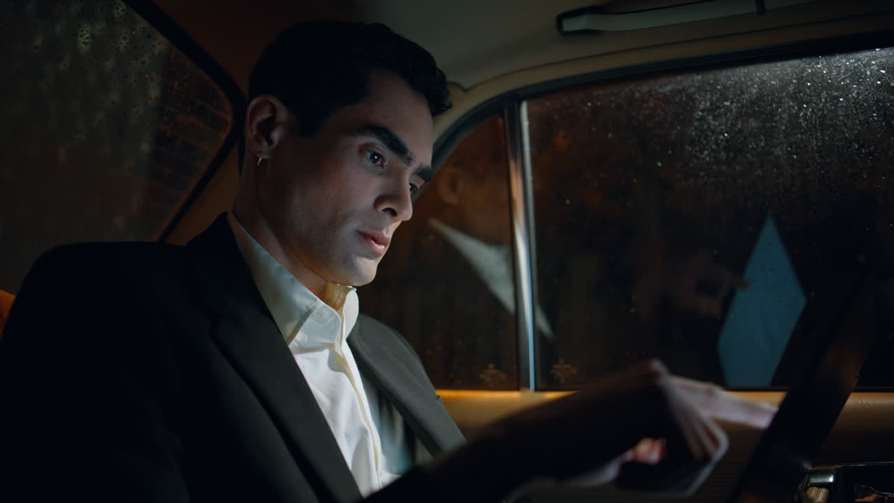 hombre de negocios trabajando en una tableta en un coche privado de primer plano. gerente tocando la pantalla de la pestaña