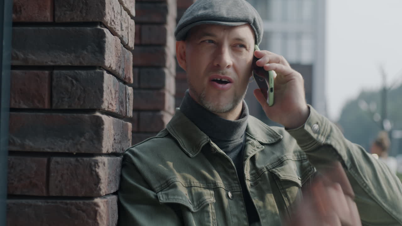 밖에서 전화로 얘기하는 남자