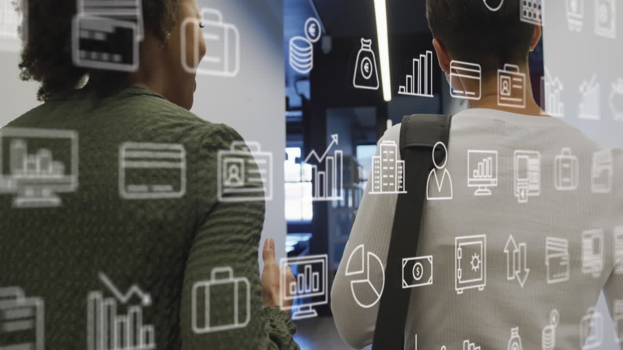 animación de íconos de los negocios sobre diversas mujeres de negocios hablando