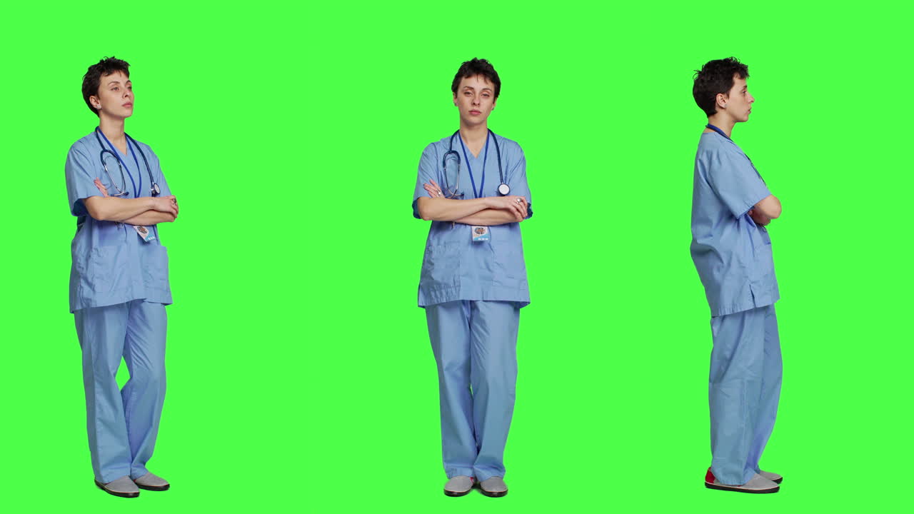 자신감 있는 의료 보좌관 의 초상화 는 스튜디오 에서 팔 을 고 포즈 를 취 하고 있다