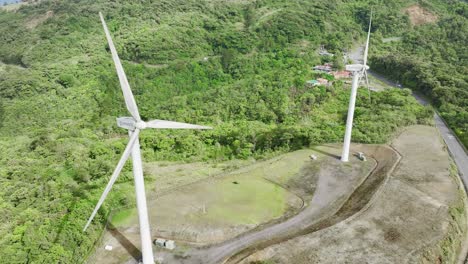 majestuosas imágenes aéreas de turbinas eólicas alargadas en lo alto de colinas onduladas