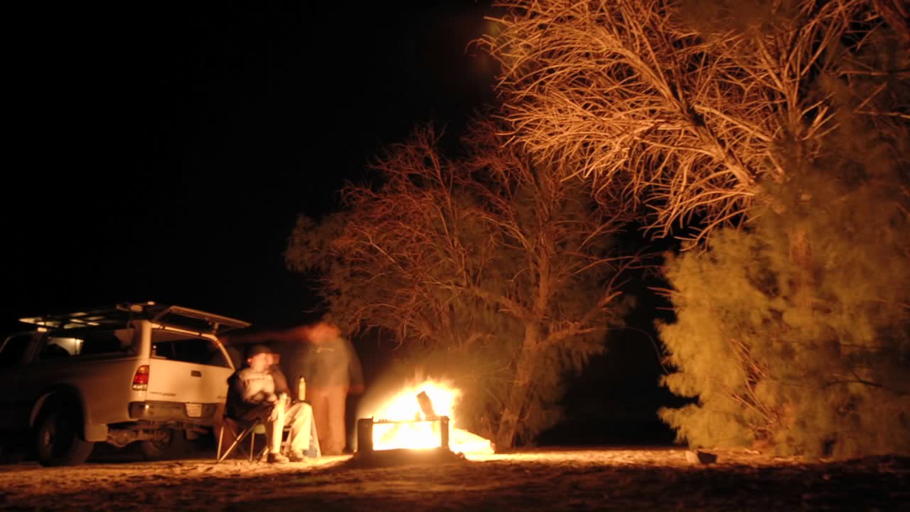 모하비 사막 국립 기념물 캘리포니아에서 캠프파이어를 즐기는 사람들의 야간 시간 경과
