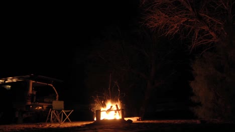 Nachtzeitraffer-Von-Menschen,-Die-Ein-Lagerfeuer-Im-Nationaldenkmal-Der-Mojave-Wüste-In-Kalifornien-Genießen