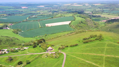 Vuelo-Aéreo-Sobre-Butser-Hill-Día-Soleado-Reino-Unido-4k