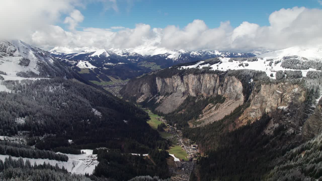 vista aérea del valle majestuoso en los alpes franceses, morzine, francia, 4k
