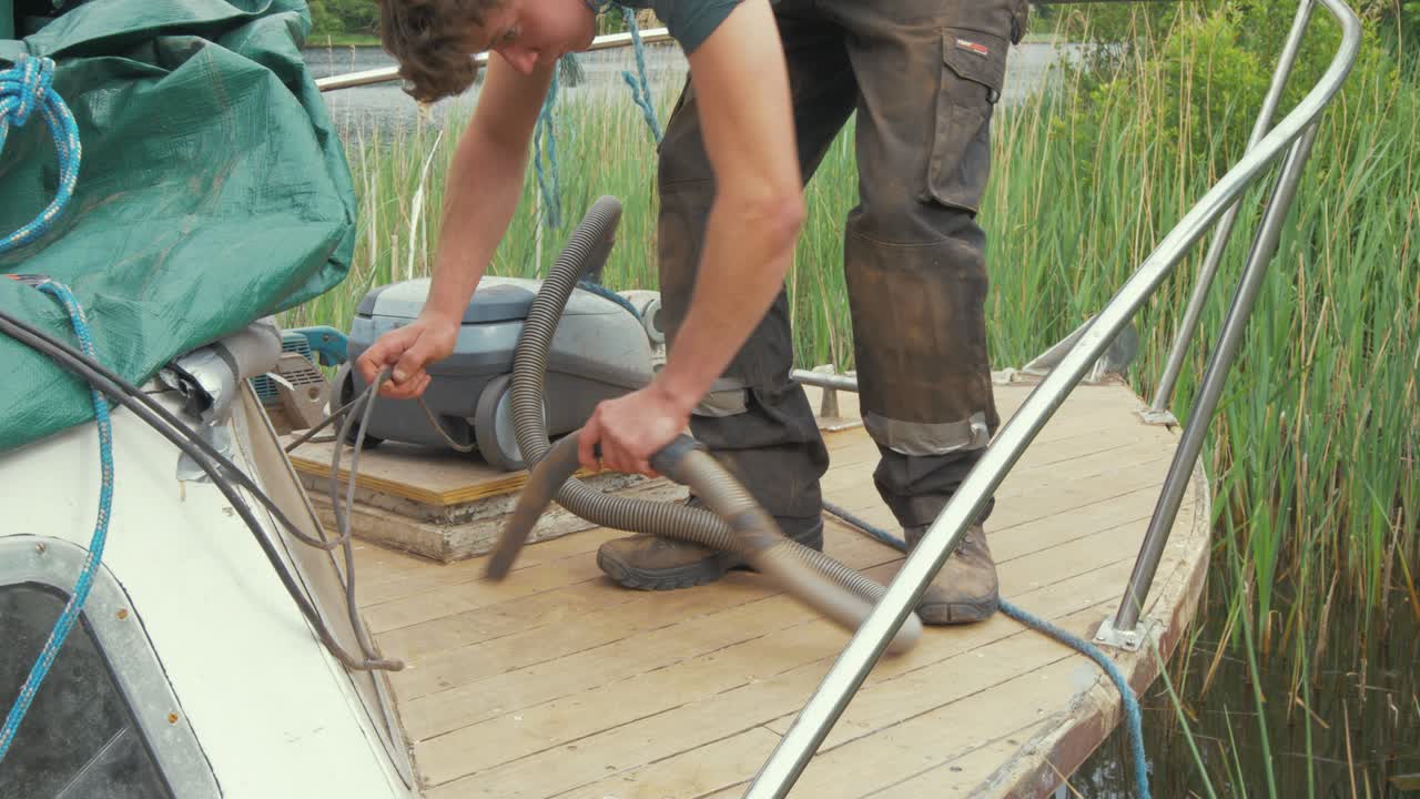 목조 보트 앞 갑판 청소